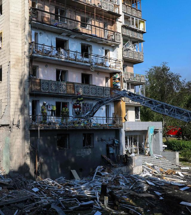 Rettungskräfte arbeiten an einem Wohngebäude nach russischen Raketenangriffen in Kiew.
