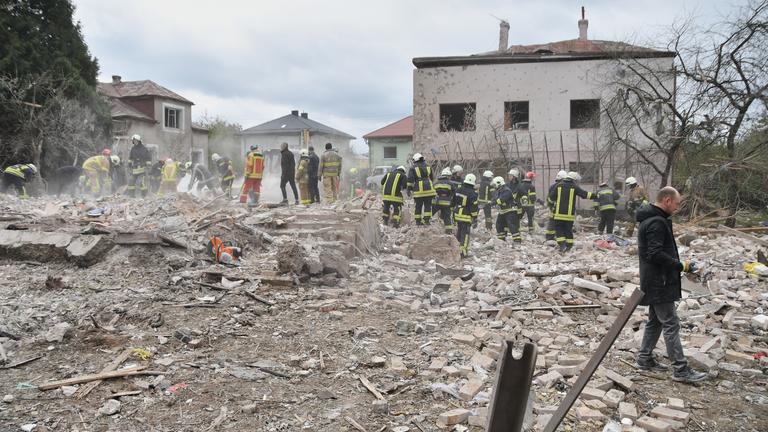 Zerstörte Häuser und Landschaft naach dem Raketenangriff