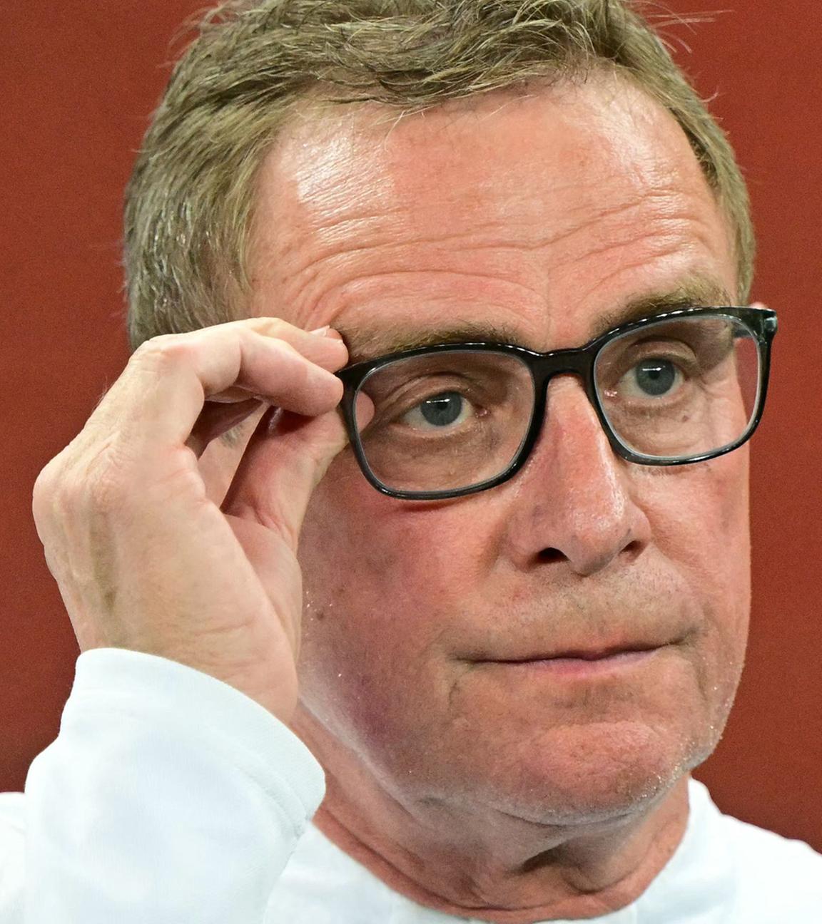 Österreichs Cheftrainer Ralf Rangnick blickt vor dem WM-Qualifikationsspiel 2026 der Europa-Gruppe H zwischen Rumänien und Österreich am 12. Oktober 2025 in Bukarest auf das Spielfeld.