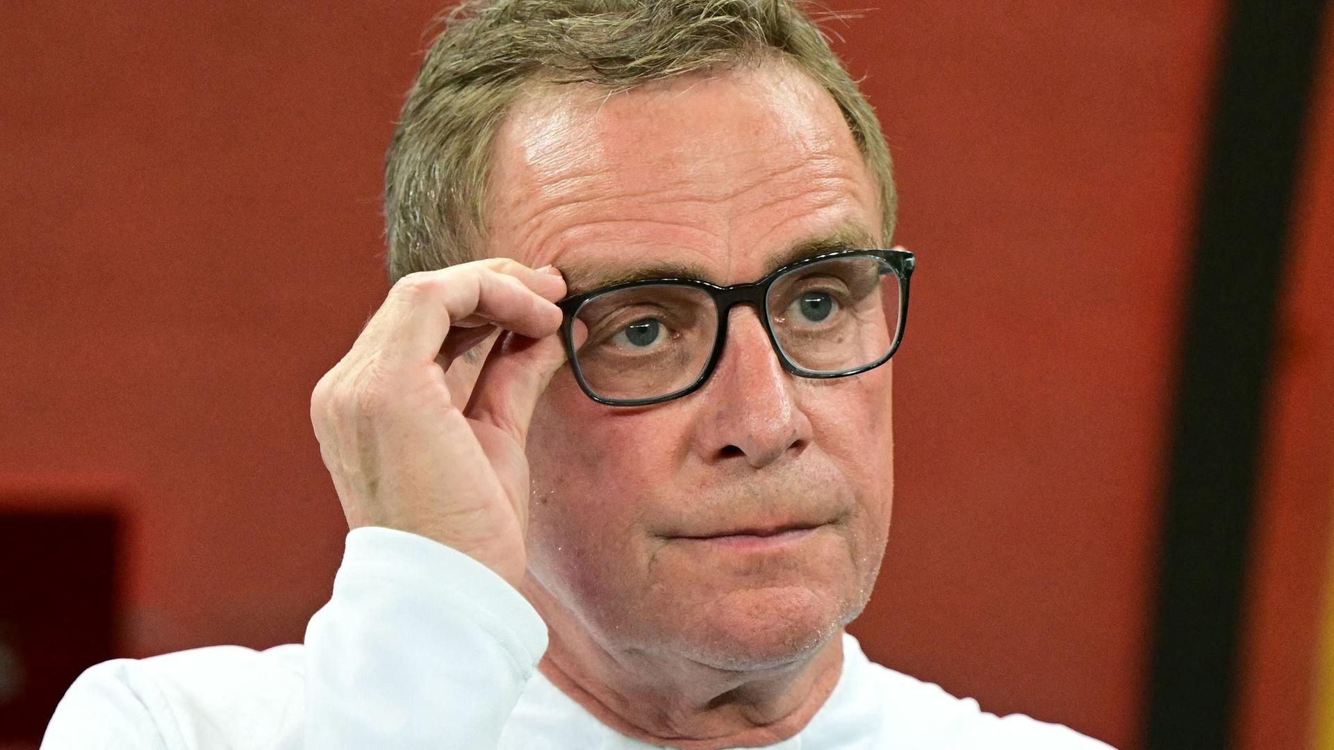 Österreichs Cheftrainer Ralf Rangnick blickt vor dem WM-Qualifikationsspiel 2026 der Europa-Gruppe H zwischen Rumänien und Österreich am 12. Oktober 2025 in Bukarest auf das Spielfeld.