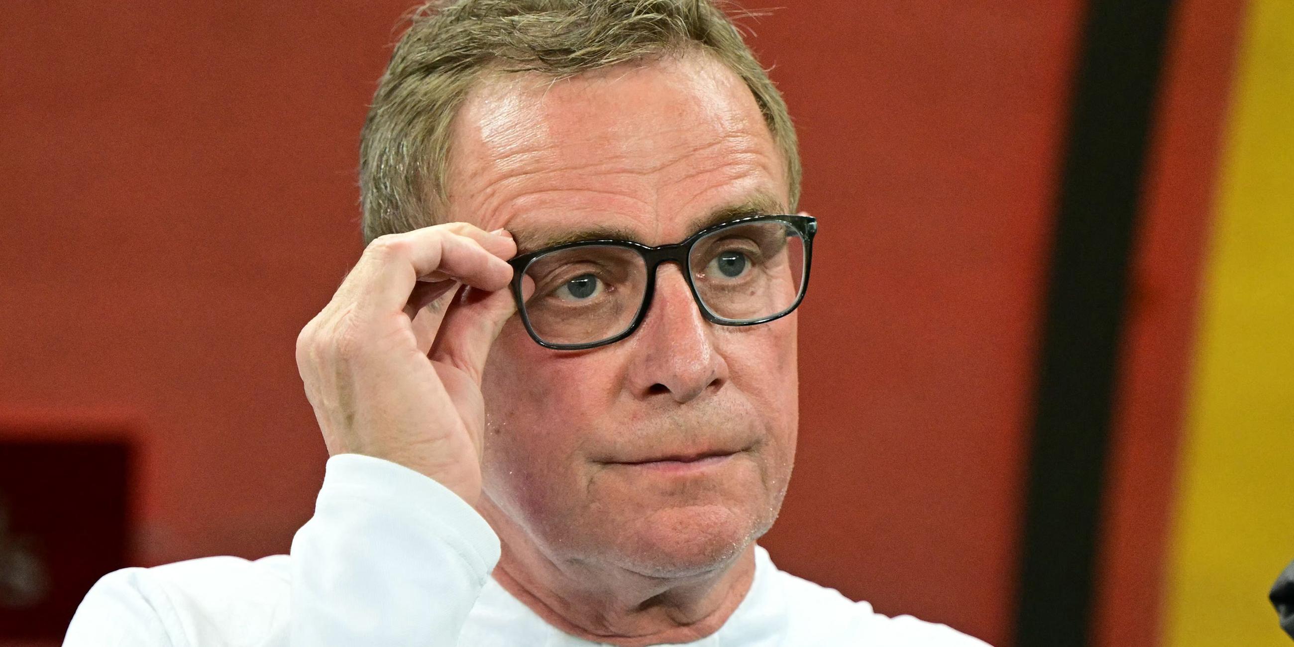 Österreichs Cheftrainer Ralf Rangnick blickt vor dem WM-Qualifikationsspiel 2026 der Europa-Gruppe H zwischen Rumänien und Österreich am 12. Oktober 2025 in Bukarest auf das Spielfeld.