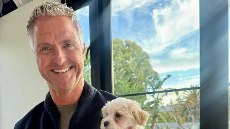 Ralf Schumacher und sein Lebensgefährte Étienne Bousquet-Cassagne haben den kleinen Welpen George ins Haus in Kapstadt geholt. Hündin Lilly hat nun einen lebhaften Spielkameraden. (05.11.2025)