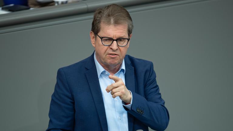 Ralf Stegner (SPD), Bundestagsabgeordneter, spricht während der 157. Sitzung des Bundestages am 15.03.2024.