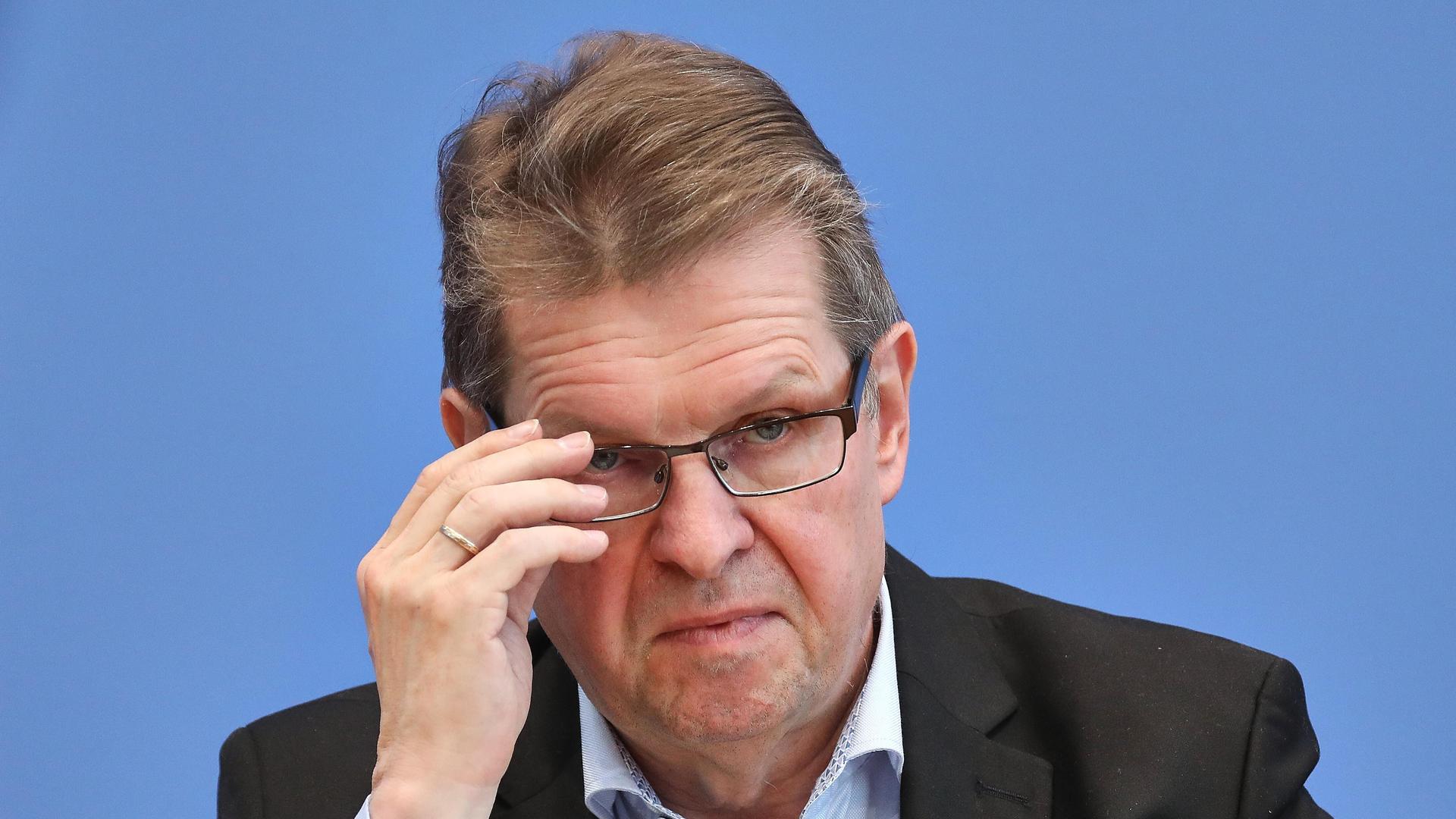 Ralf Stegner der SPD bei einer Bundespressekonferenz 18.02.2025 in Berlin 