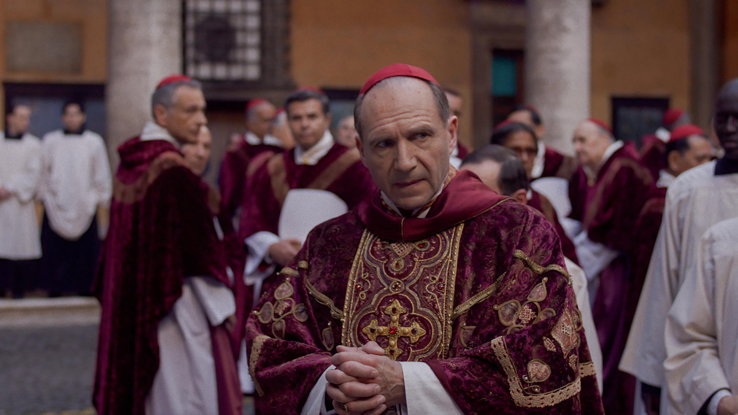 Ralph Fiennes als Cardinal Lawrence in einer Szene des Films "Konklave"
