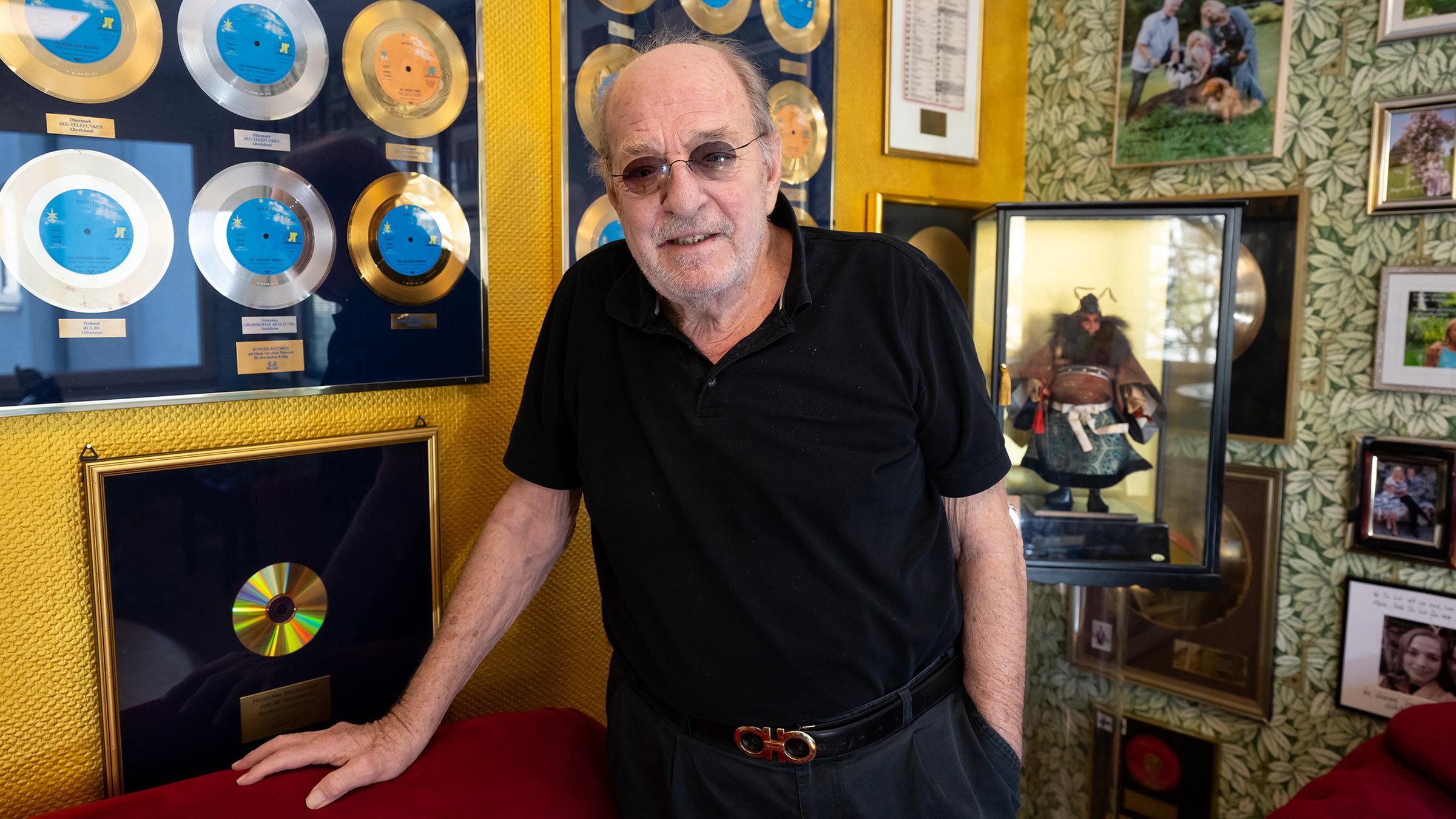 Ralph Siegel steht vor seinen goldenen Schallplatten 