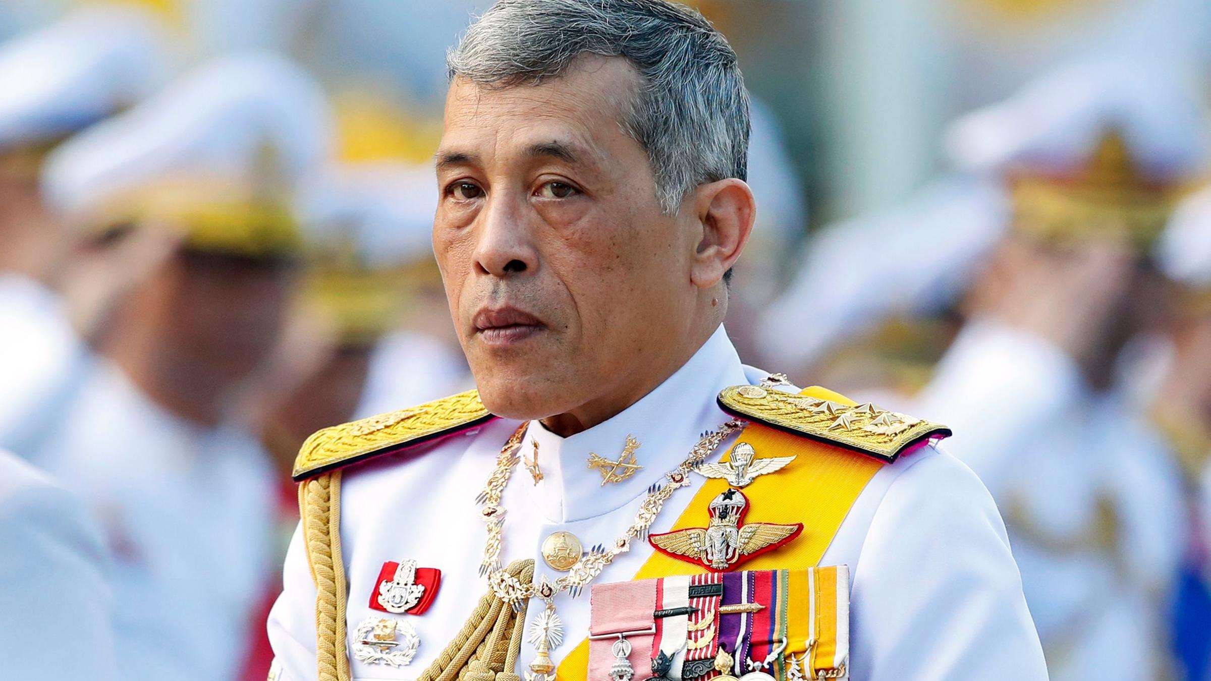 Porträtaufnahme: König Rama X. trägt Uniform und schaut seitlich nach vorne.