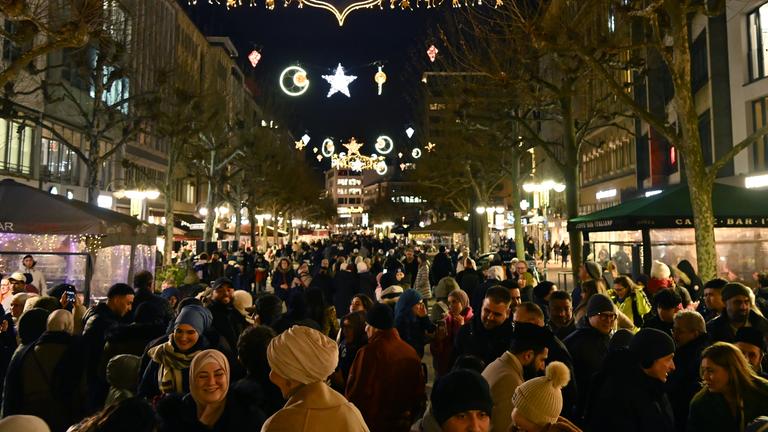 Passanten fotografieren mit ihren Handys die «Happy Ramadan» Beleuchtung in Frankfurt. Die Stadt hatte die Beleuchtung anlässlich des bevorstehenden Ramadan aufhängen lassen.