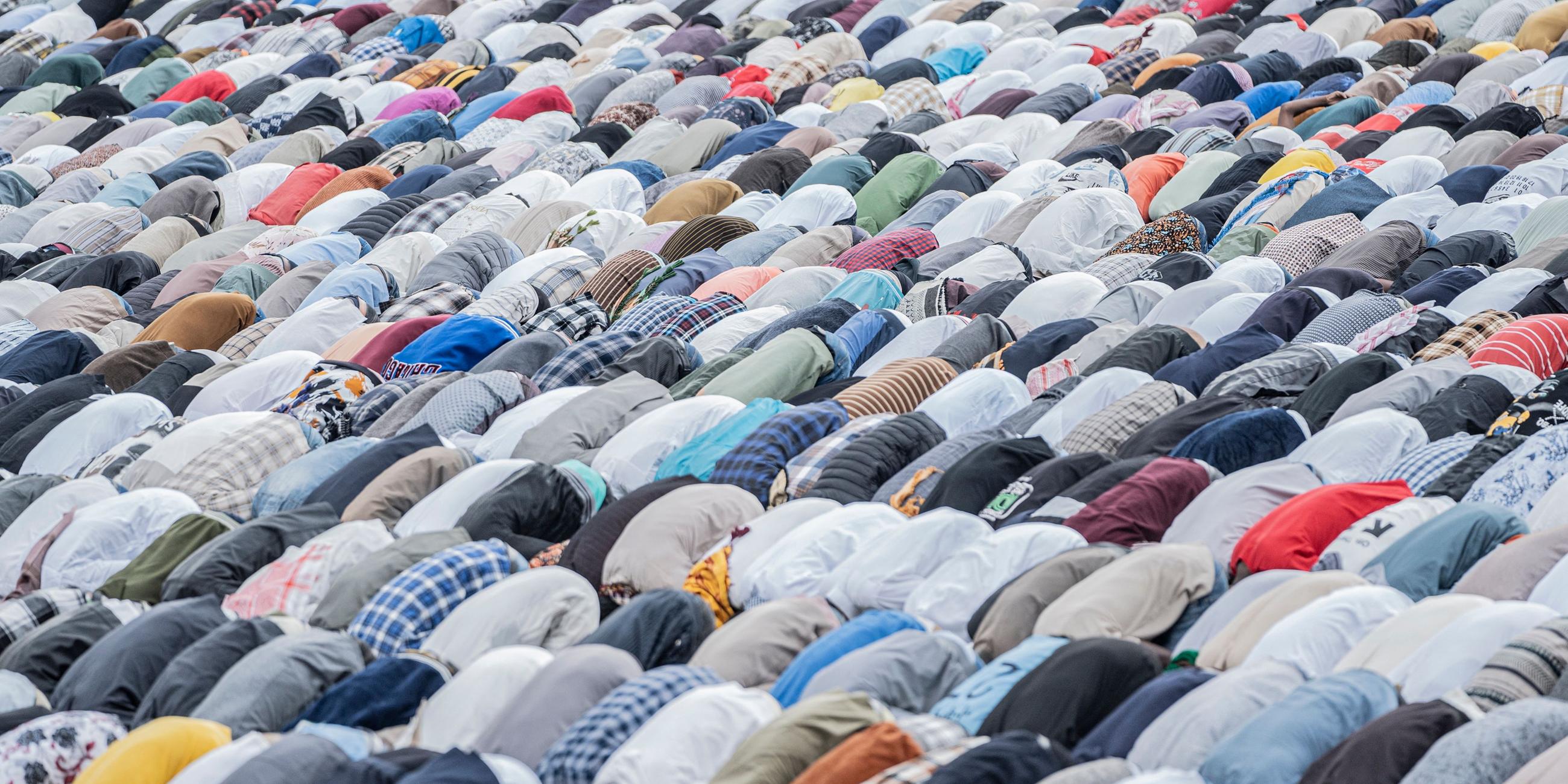 Muslime beten zum Ende des Ramadan.
