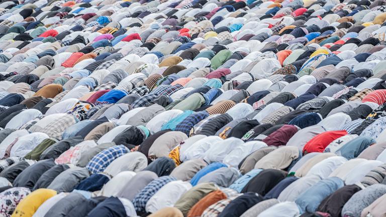 Muslime beten zum Ende des Ramadan.