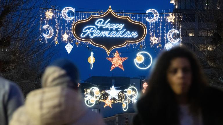 Beleuchteter Schriftzug: "Happy Ramadan"