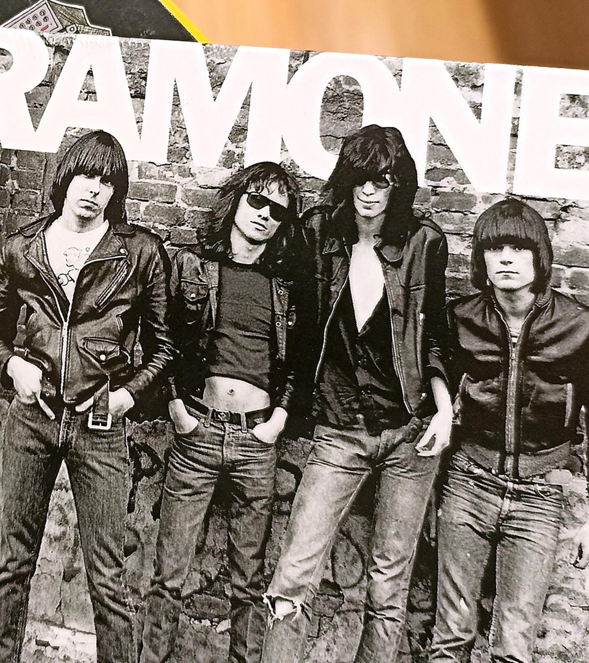 Zwei Alben der Punkband "Ramones"