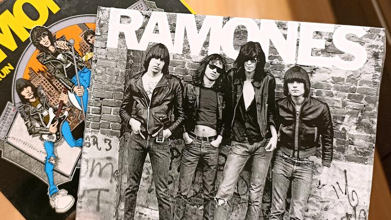 Zwei Alben der Punkband "Ramones"