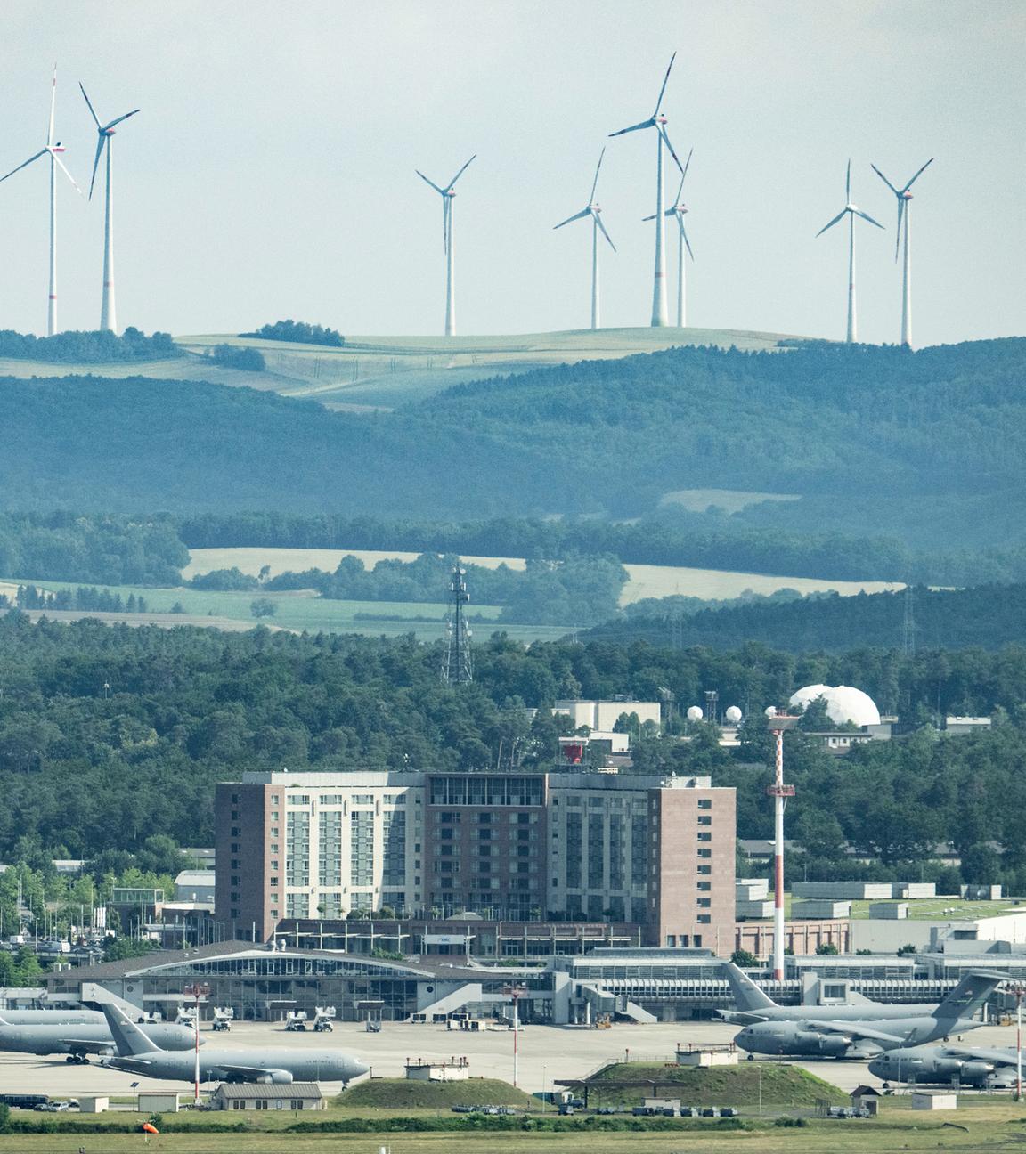 Transportmaschinen und Tankflugzeuge stehen auf dem Vorfeld der US-Airbase Ramstein.