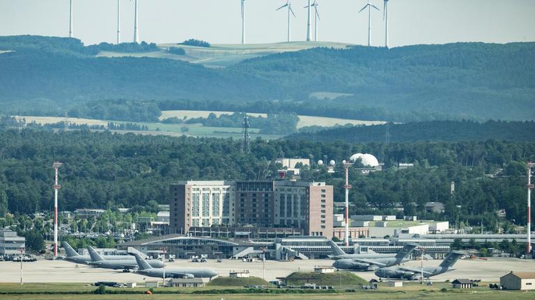 Transportmaschinen und Tankflugzeuge stehen auf dem Vorfeld der US-Airbase Ramstein.