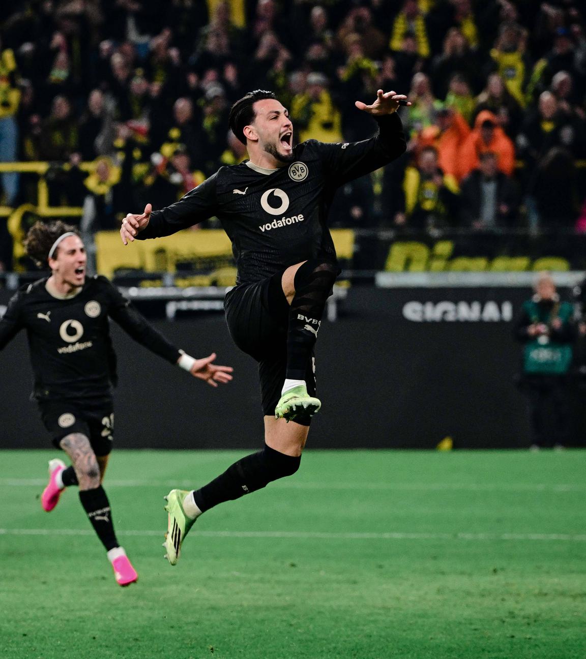Ramy Bensebaini 5 (Borussia Dortmund) jubelt. 