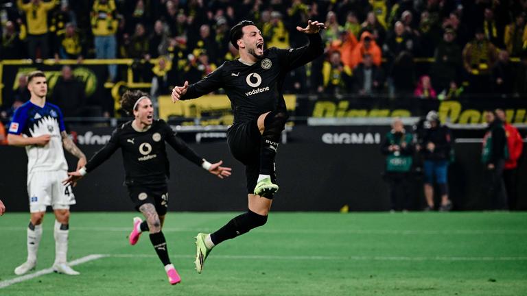 Ramy Bensebaini 5 (Borussia Dortmund) jubelt. 