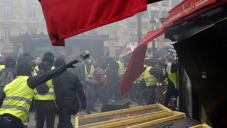 Paris: "Gelbwesten"-Protest eskaliert