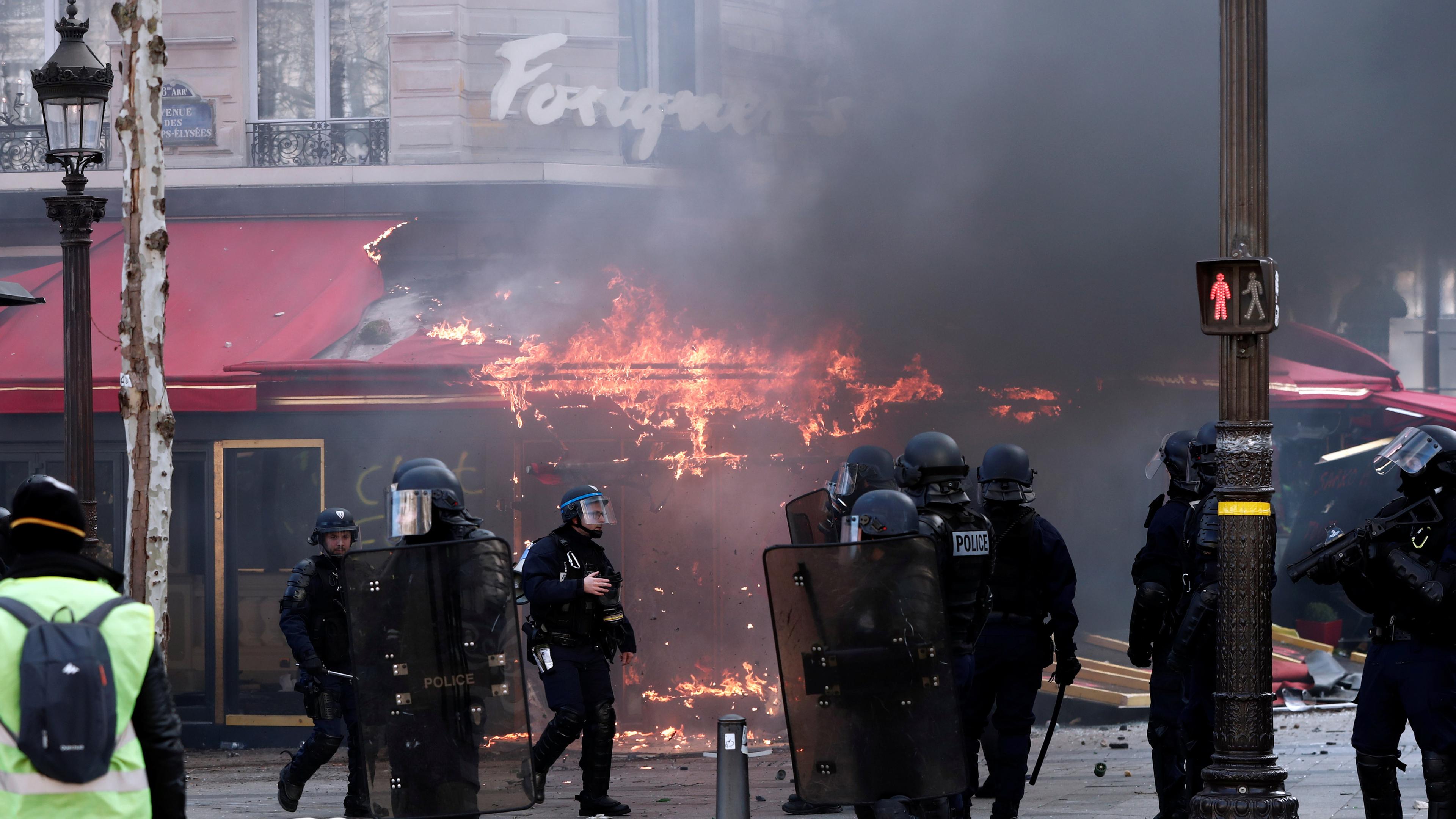 Paris: "Gelbwesten"-Protest eskaliert