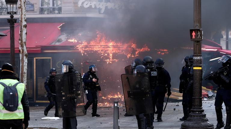 Paris: "Gelbwesten"-Protest eskaliert