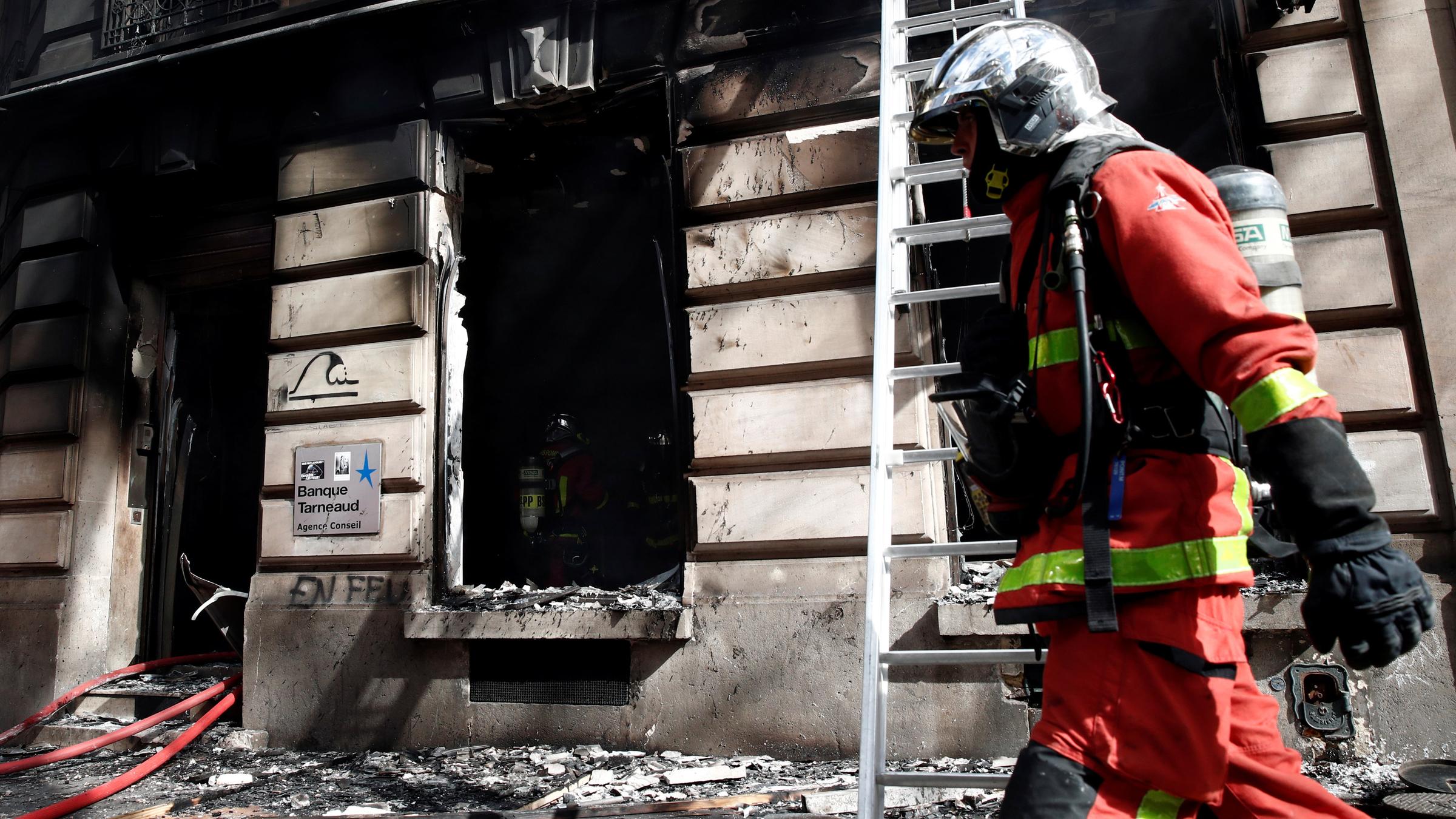 Paris: "Gelbwesten"-Protest eskaliert