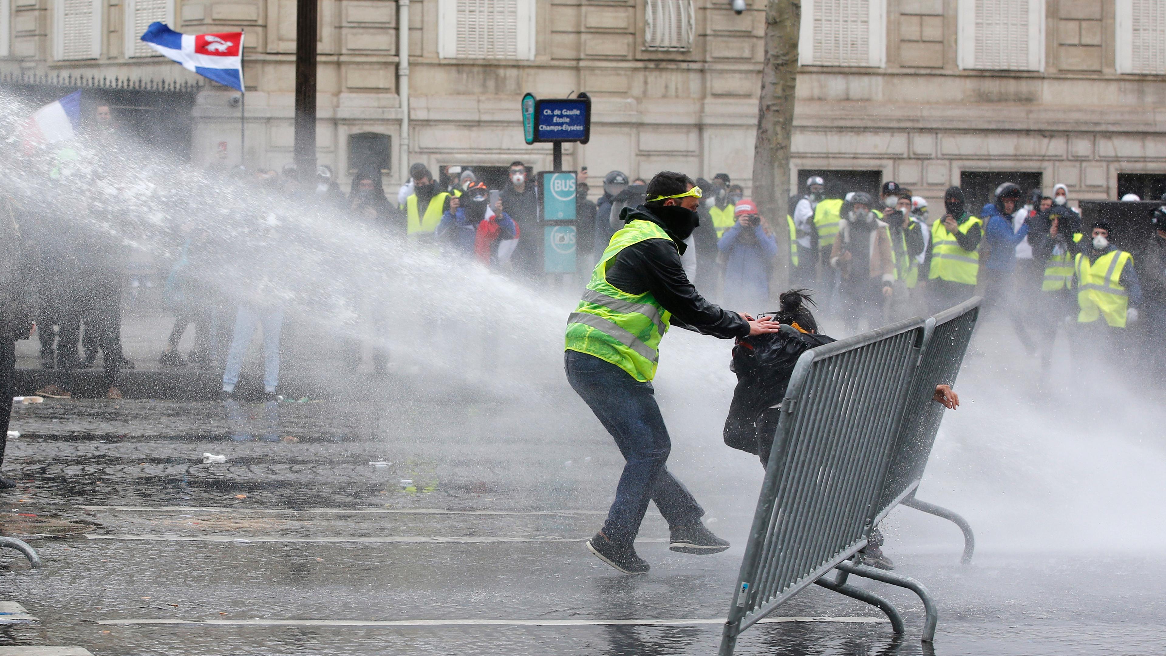 Paris: "Gelbwesten"-Protest eskaliert