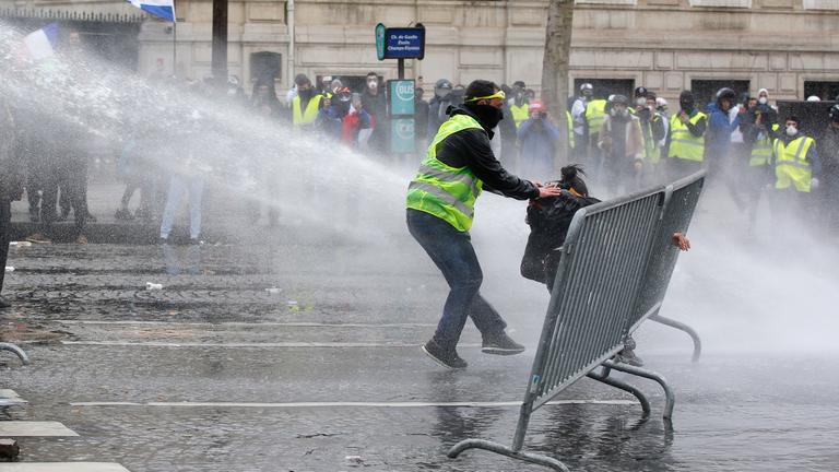 Paris: "Gelbwesten"-Protest eskaliert
