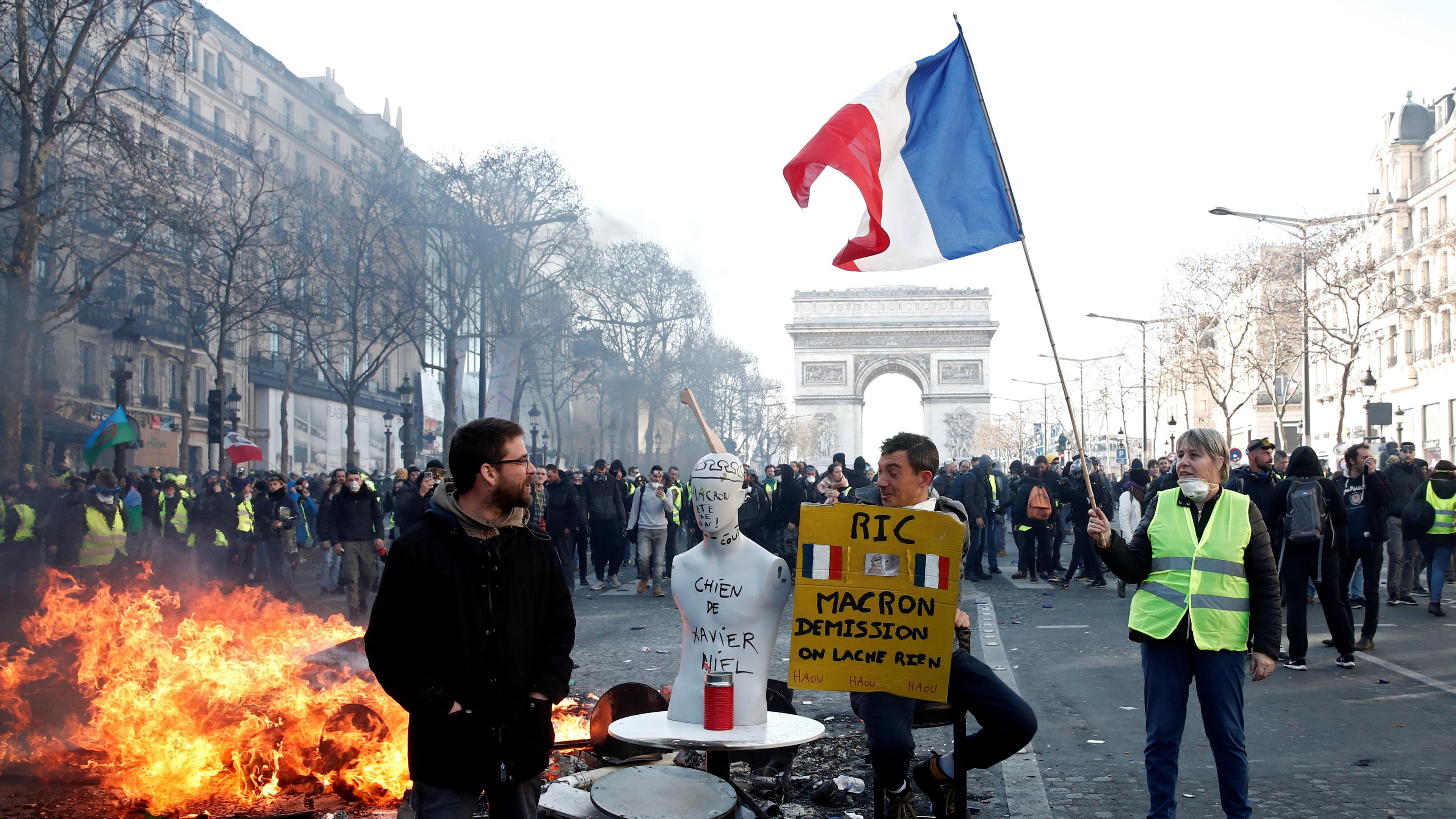 Paris: "Gelbwesten"-Protest eskaliert