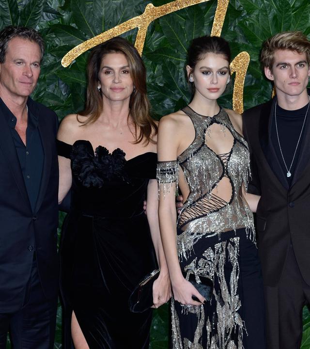 Rande Gerber, Cindy Crawford, Kaia Jordan Gerber und Presley Gerber bei den „Fashion Awards 2018 in Zusammenarbeit mit Swarovski“ in der Royal Albert Hall in London, Großbritannien, am 10.12.2018. 