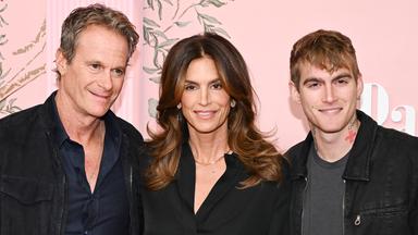 Rande Gerber, Cindy Crawford und Presley Gerber nehmen an der Weltpremiere von „Palm Royale“ auf Apple TV+ in Beverly Hills, USA, am 14.03.2024 teil. 