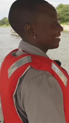 Oriah Nthobatsang führt als Rangerin Touristen durch den Chobe National Park in Botswana.