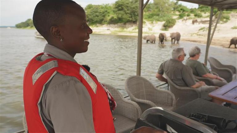 Oriah Nthobatsang führt als Rangerin Touristen durch den Chobe National Park in Botswana.