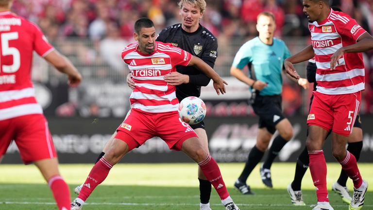Union Berlins Rani Khedira kämpft gegen Stuttgarts Nick Woltemade um den Ball im Bundesliga-Spiel in Berlin.