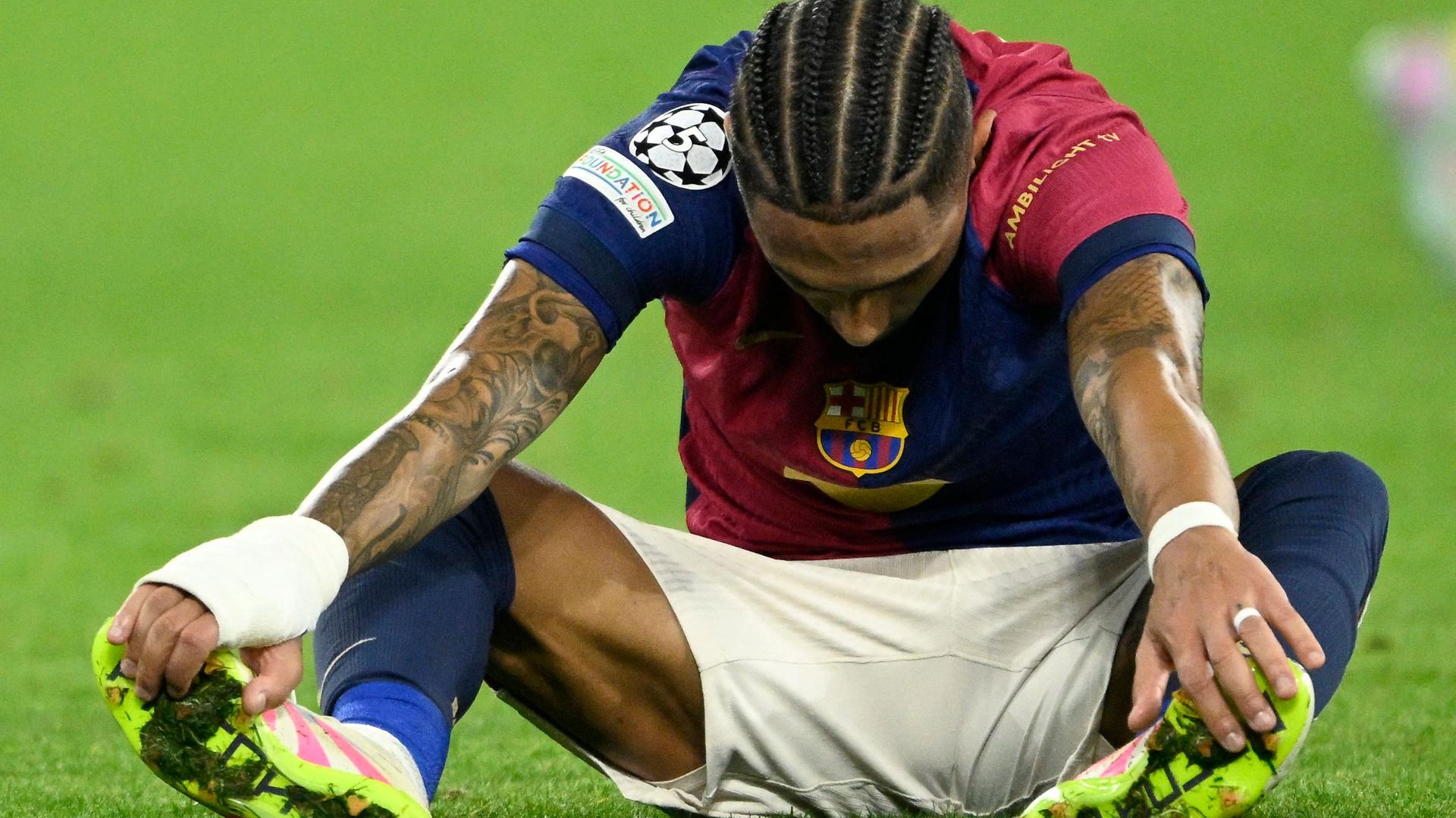 Fußball-Champions-League, Borussia Dortmund - FC Barcelona, Viertelfinale, Rückspiel: Raphinha sitzt gesenkten Hauptes am Boden