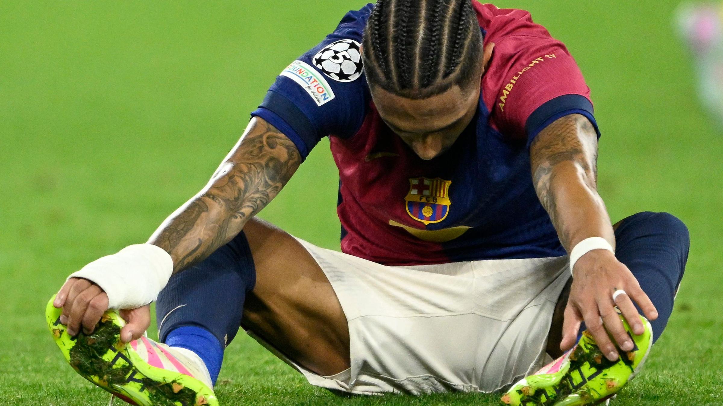 Fußball-Champions-League, Borussia Dortmund - FC Barcelona, Viertelfinale, Rückspiel: Raphinha sitzt gesenkten Hauptes am Boden