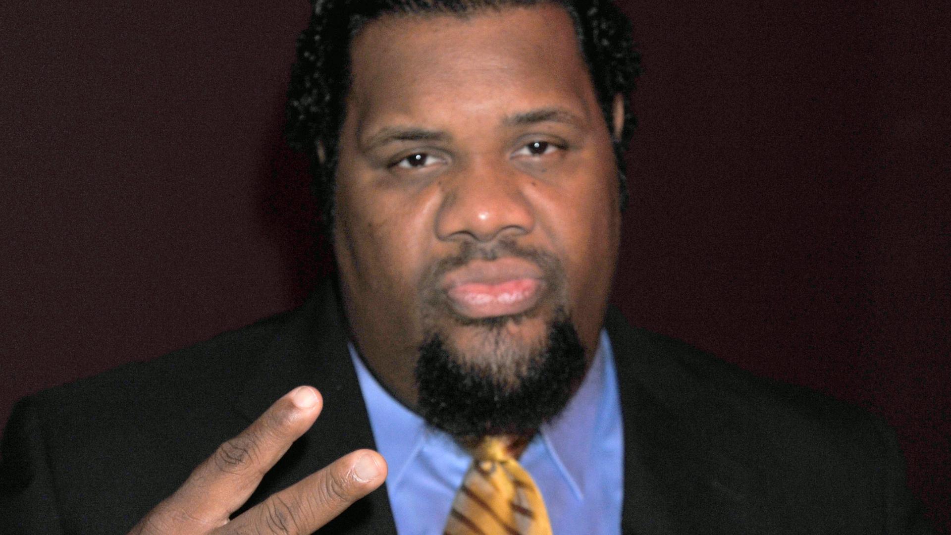 ARCHIV - 12.05.2010, Bayern, München: Der US-amerikanische Produzent, Radiomoderator und Rapper Fatman Scoop nimmt an der Terrasseneröffnung der Nobeldiskothek P1 teil. US-Rapper Fatman Scoop, der mit gebürtigem Namen Isaac Freeman hieß, ist nach einem Zusammenbruch während eines Konzerts mit nur 53 Jahren gestorben, wie die Familie mitteilte.