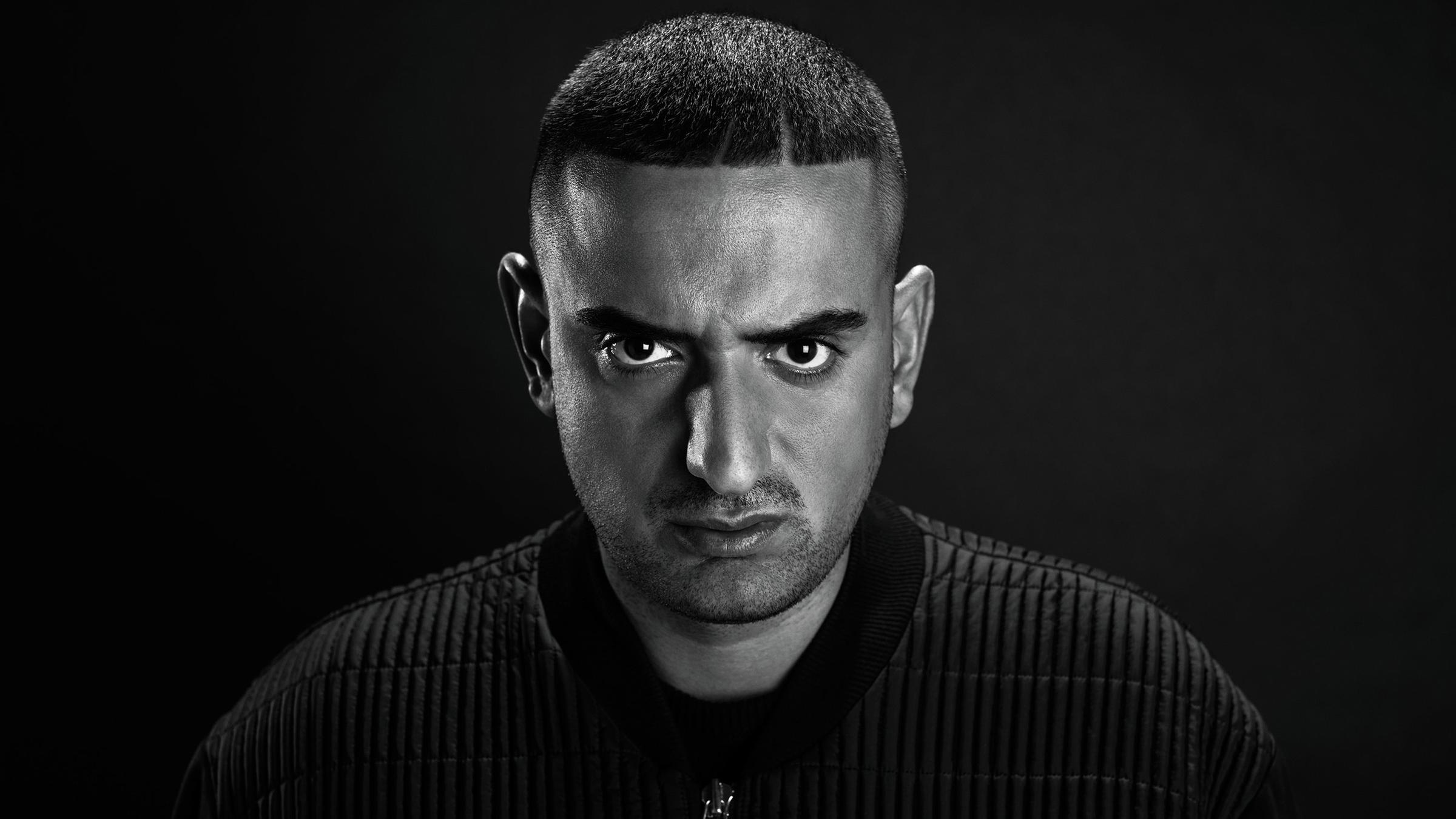 Rapper Haftbefehl wie er in die Kamera schaut