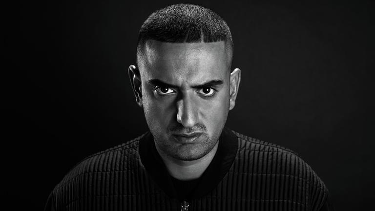 Rapper Haftbefehl wie er in die Kamera schaut