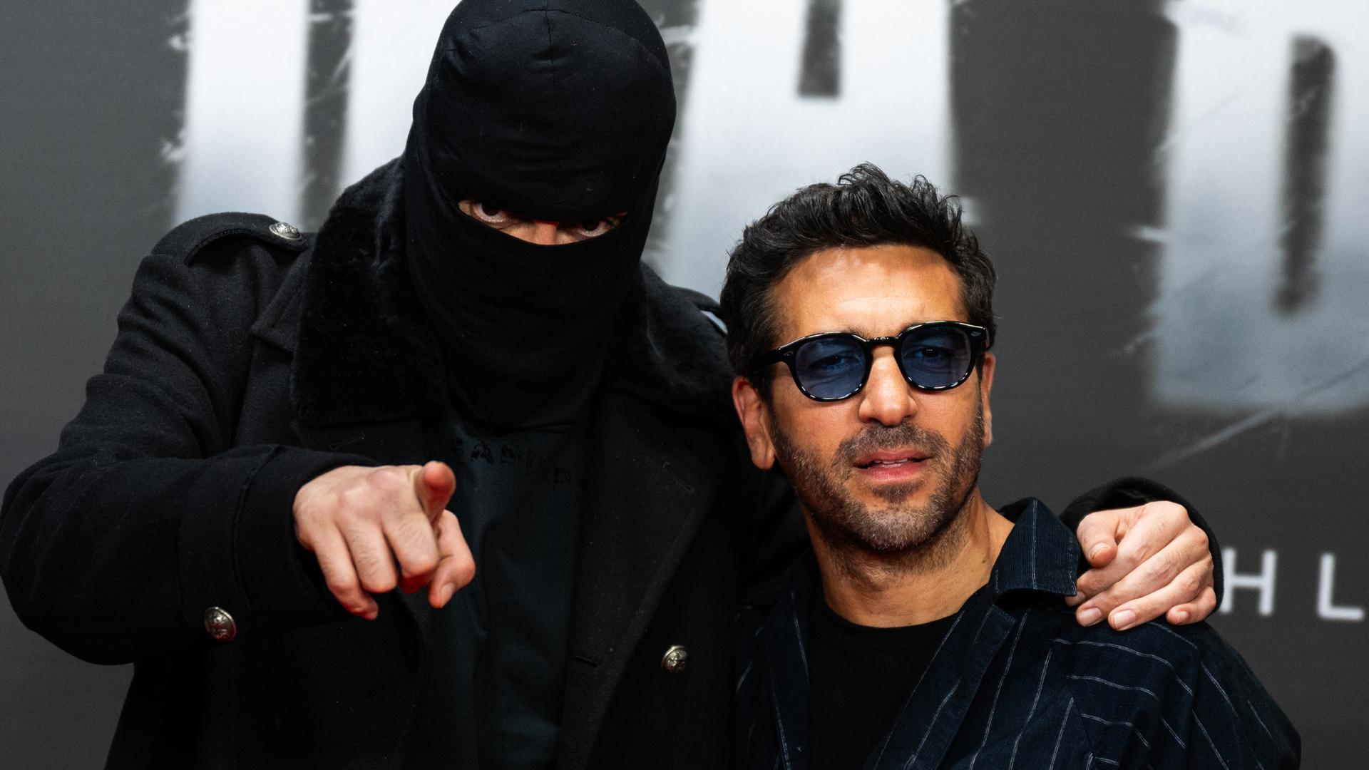 Rapper Haftbefehl (l, bürgerlich Aykut Anhan) und Elyas M'Barek kommen zu einer Sonderaufführung der Dokumentation "Babo - Die Haftbefehl-Story" am 24.10.2025 in der Astor Film Lounge, Berlin.
