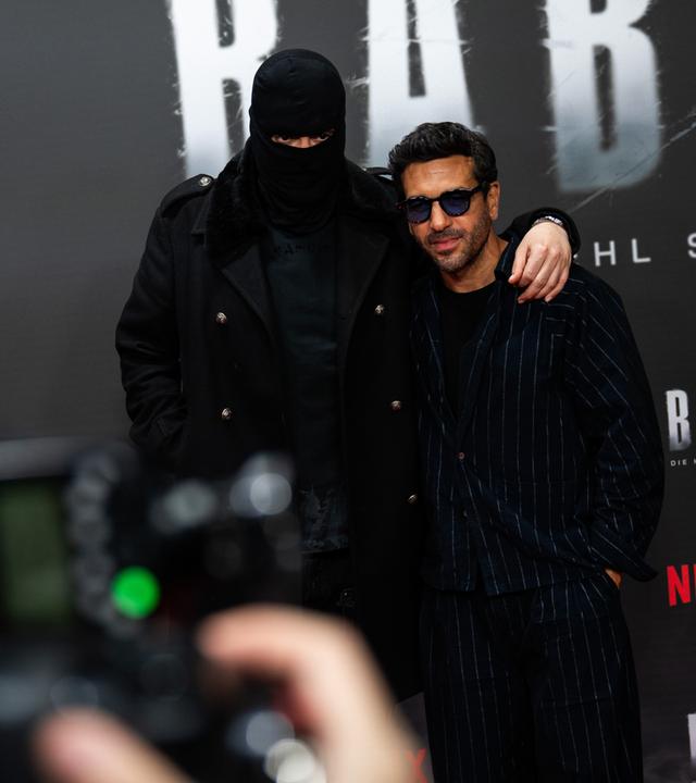 Rapper Haftbefehl (links, bürgerlich Aykut Anhan) und Elyas M'Barek kommen zu einer Sonderaufführung der Dokumentation "Babo - Die Haftbefehl-Story" in der Astor Film Lounge, Berlin, am 24.10.2025.