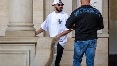 Rapper Shindy (links) steht auf einem Treppenabsatz. 