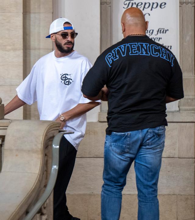 Rapper Shindy (links) steht auf einem Treppenabsatz. 
