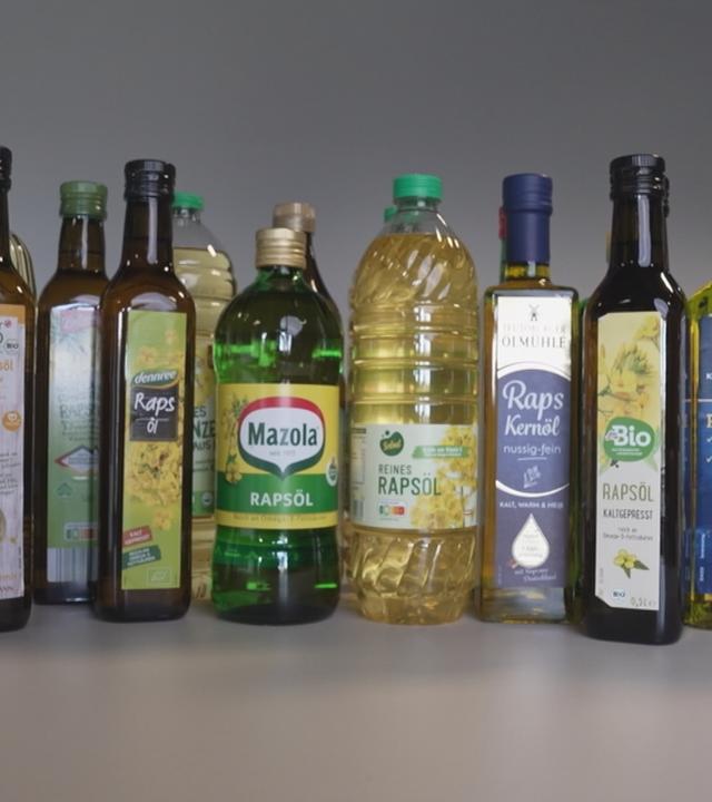 Verschiedene Sorten Rapsöl nebeneinander.