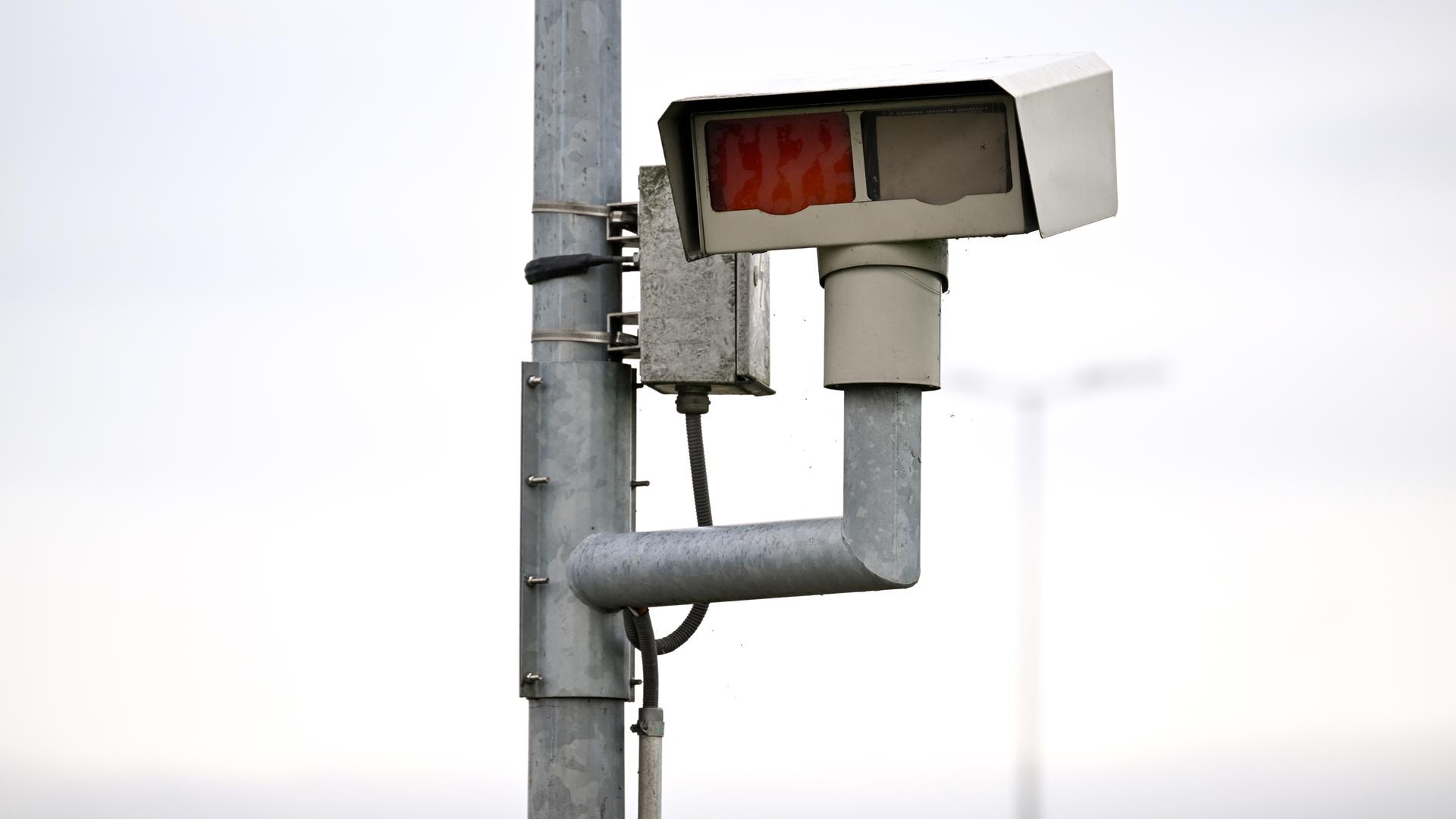 Schweiz, Arbon Am Bodensee: Eine Radarfalle steht bei Arbon am Bodensee an der Straße