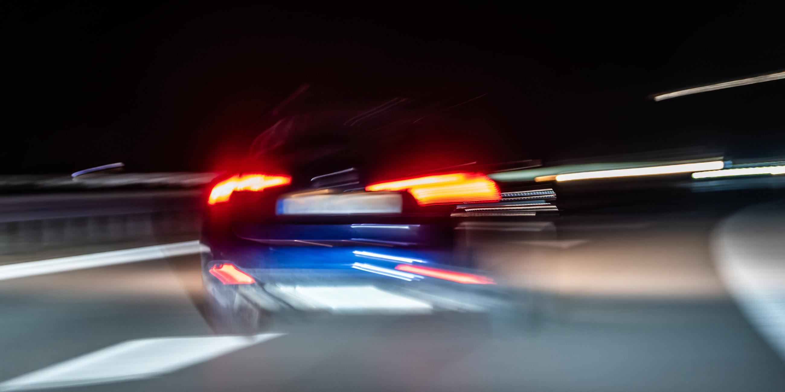 Auto fährt bei Nacht über eine Autobahn. (Symbolbild)