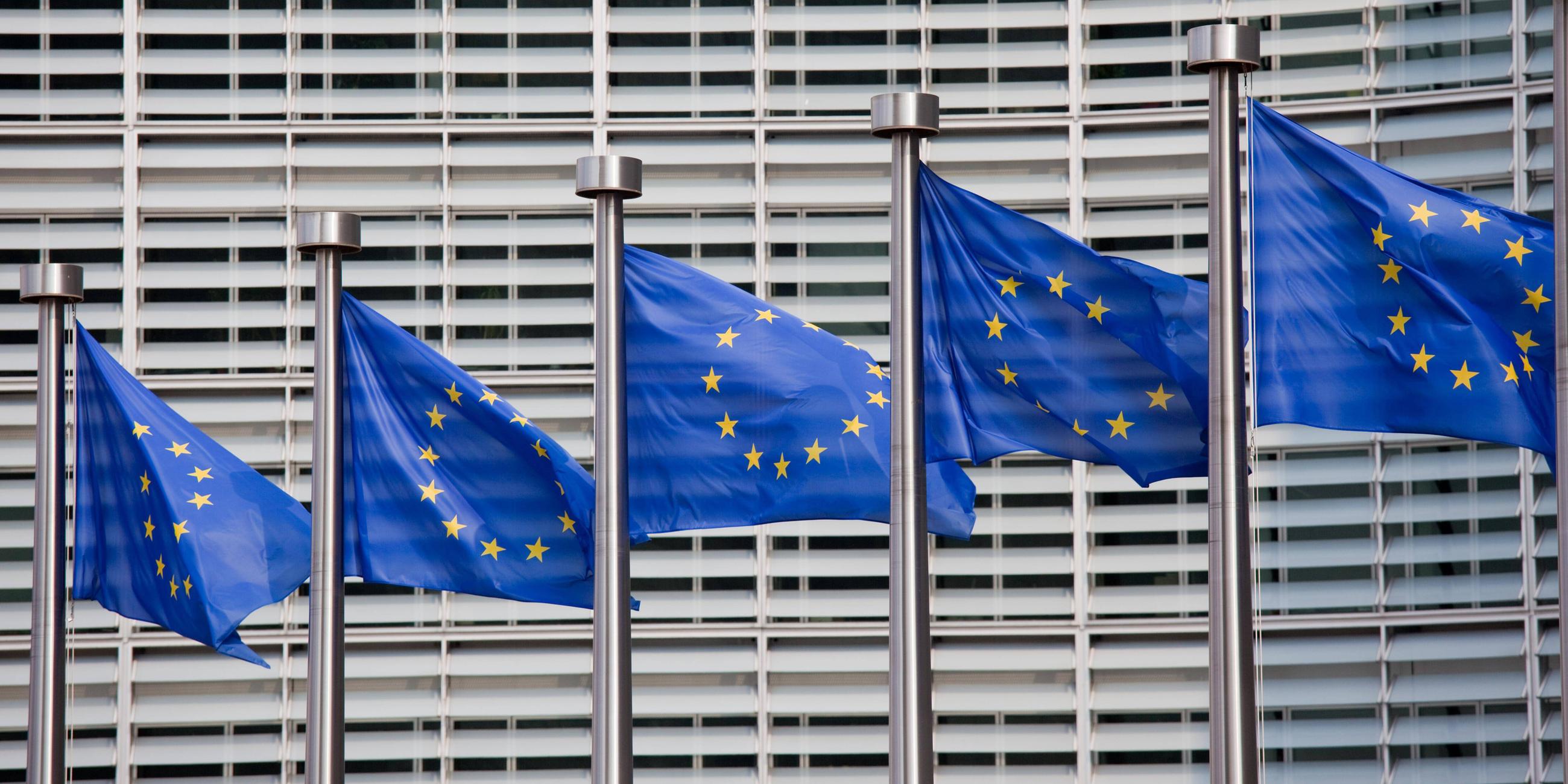 Symbolbild: Flaggen der EU vor Gebäude des europäischen Rats