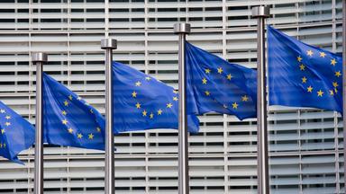 Symbolbild: Flaggen der EU vor Gebäude des europäischen Rats