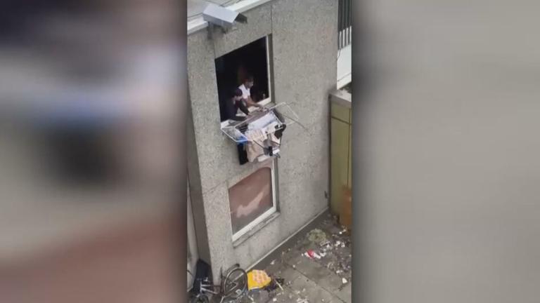 Anwohner angeln Ratten aus dem Fenster