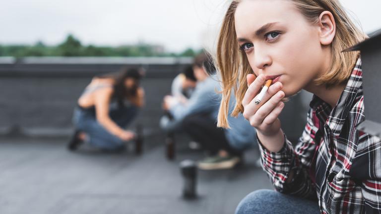 Jugendliche beim Rauchen