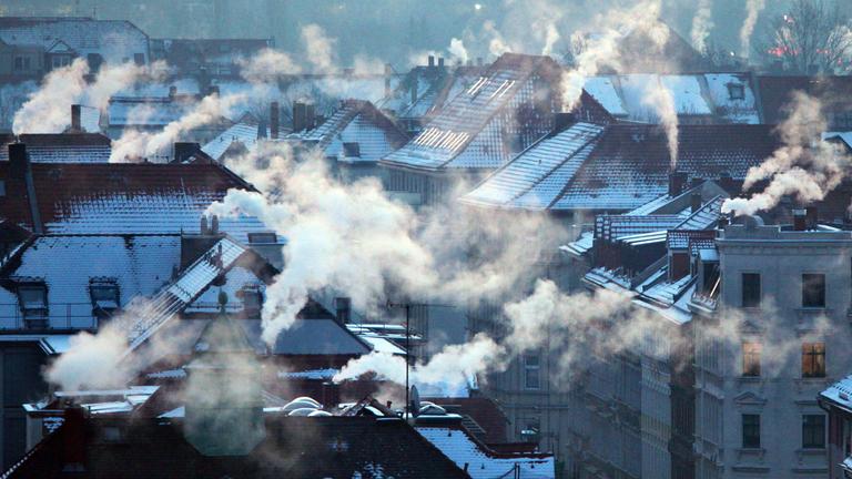 Archiv: Nach einer Nacht mit Temperaturen bis zu minus 20 Grad Celsius qualmen am Montagmorgen (06.02.2012) die Schornsteine von Wohnhäusern in Leipzig. 